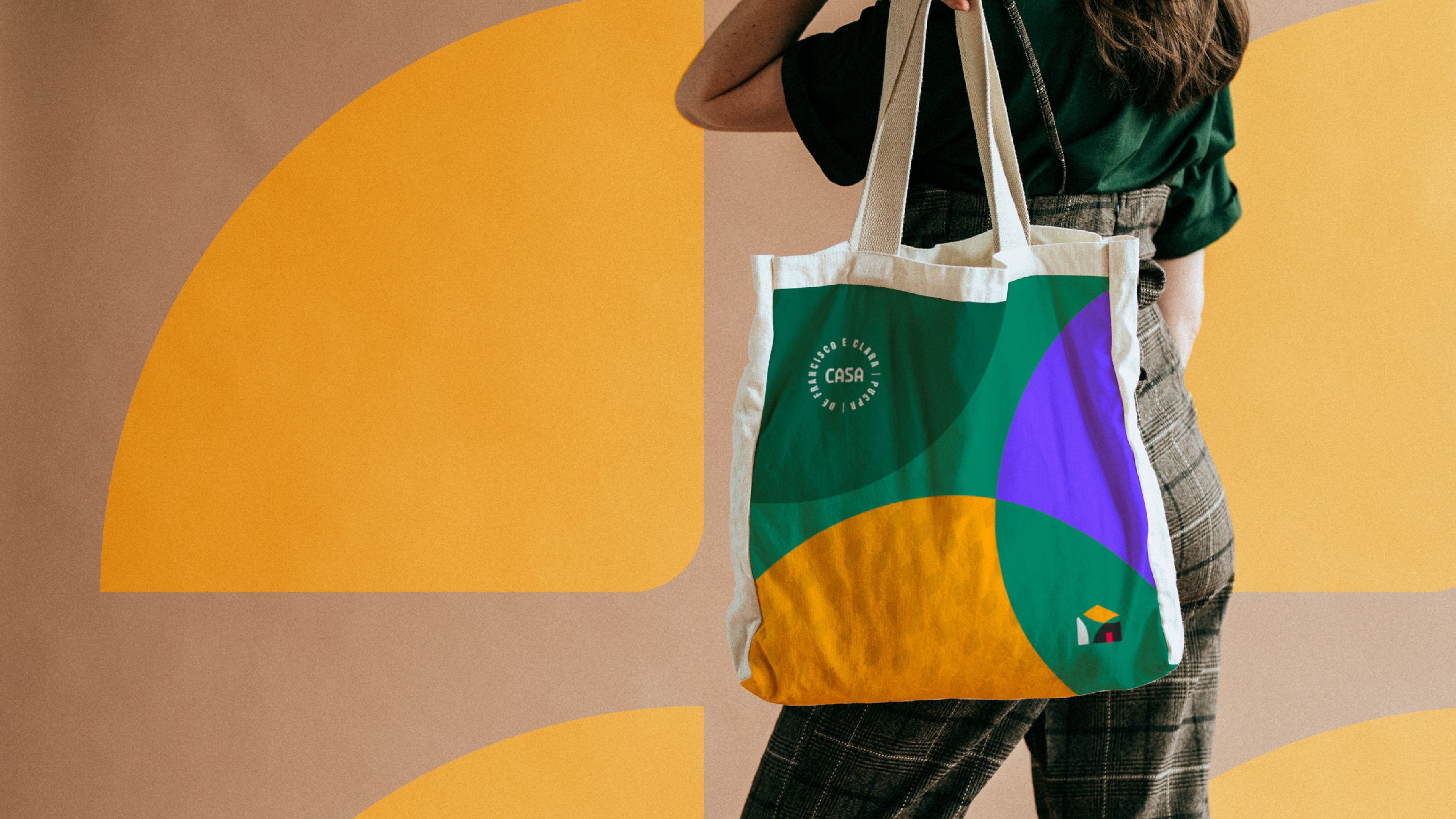 Ecobag com a identidade visual da Casa de Francisco e Clara, da PUCPR