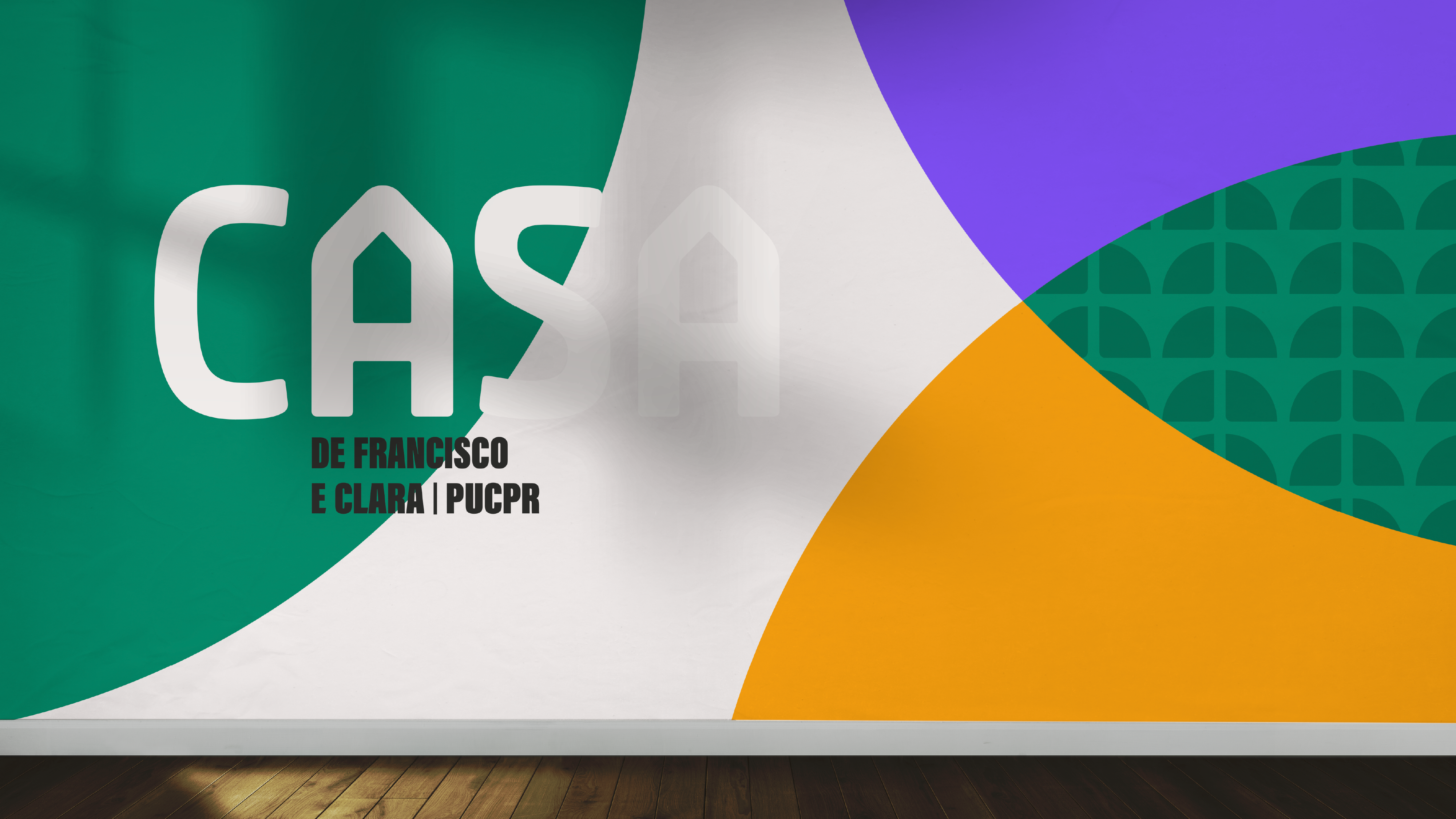 Parede ambientada com o logotipo e as cores da Casa de Francisco e Clara