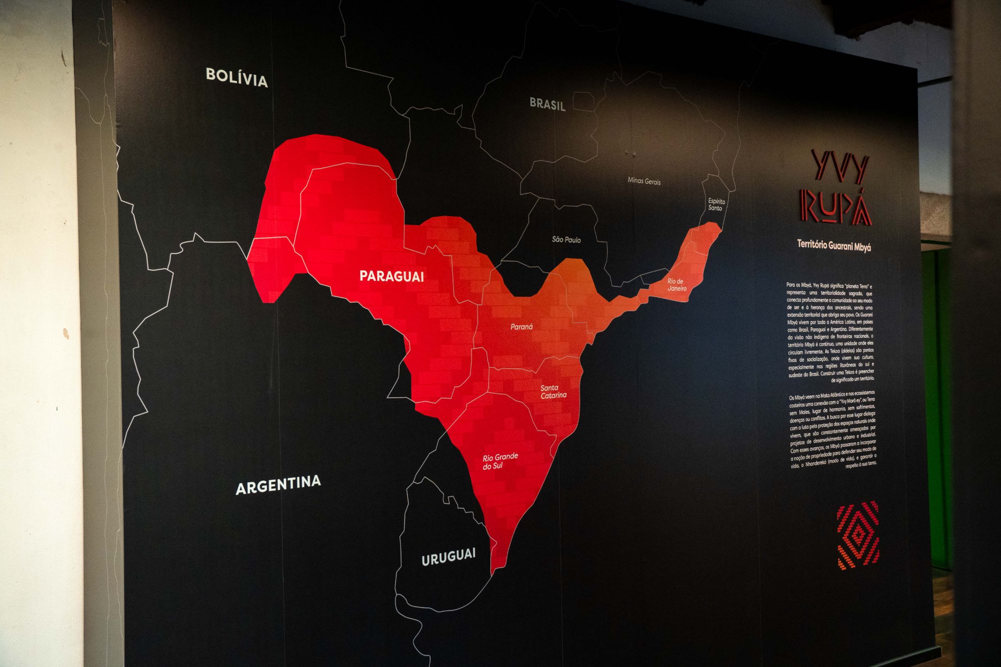Mapa Yvy Rupá na exposição Mbyá Reko Arandu