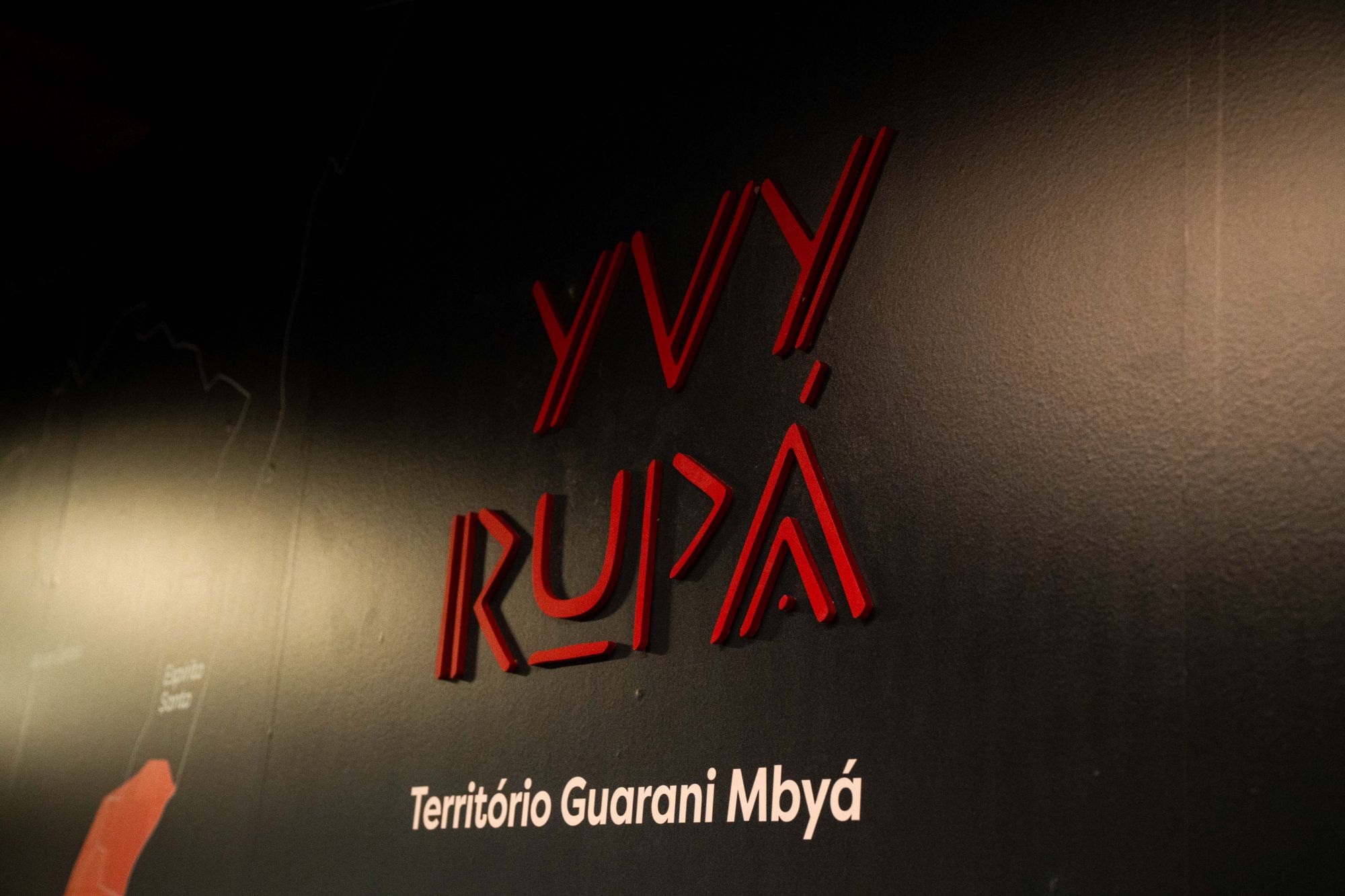 Tipografia exclusiva da exposição Mbyá Reko Arandu aplicada nas paredes