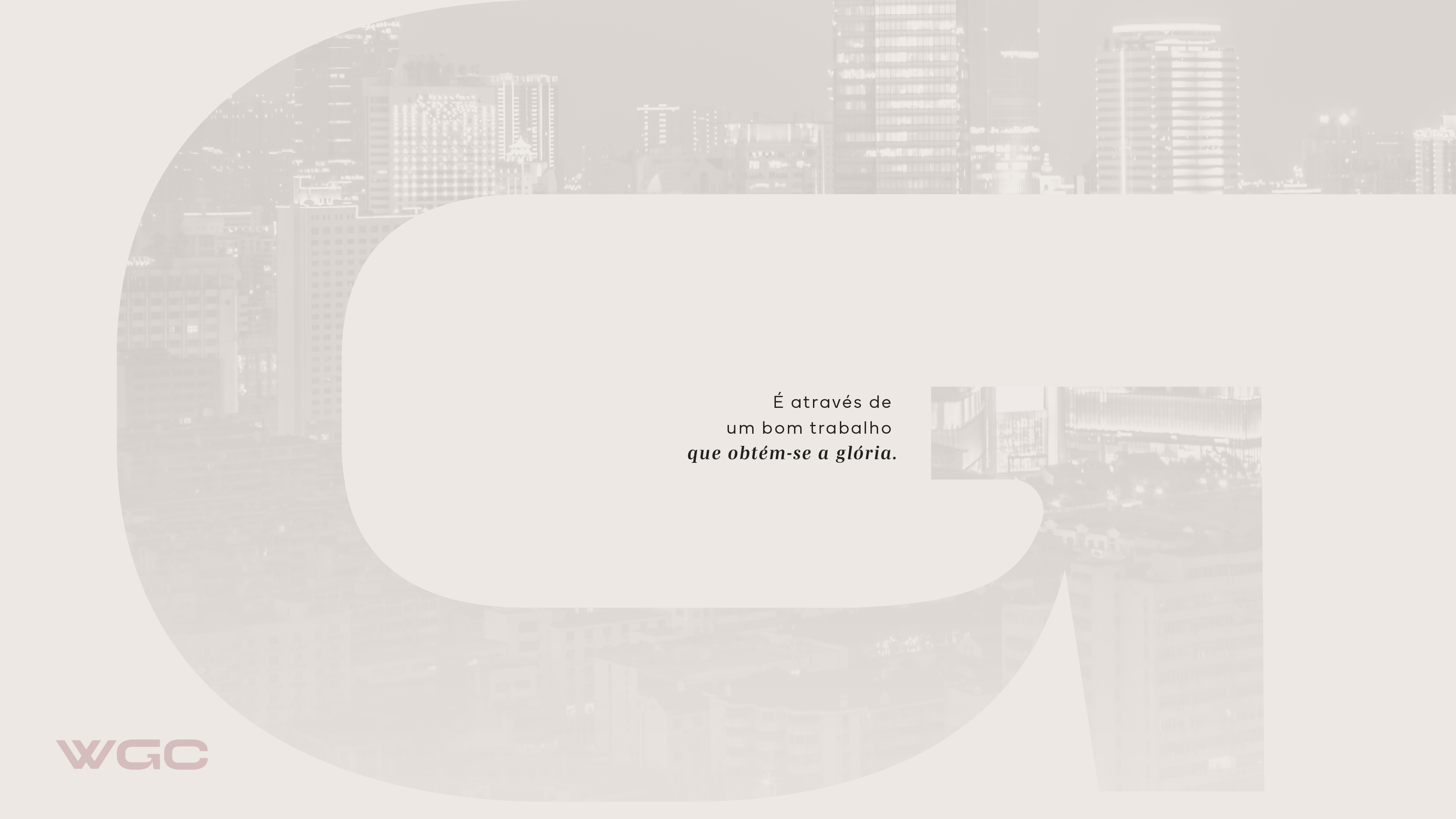 Letra G da WGC com imagem de cidade e a frase sobre trabalho e glória